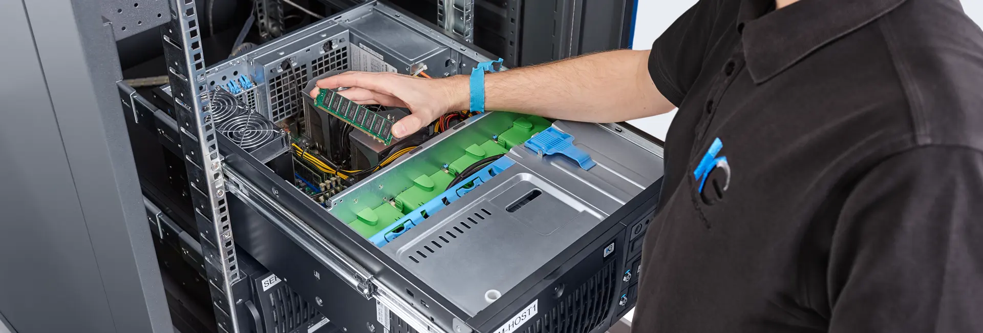 Techniker baut Arbeitsspeicher in einen Industrie-Server im Rack ein