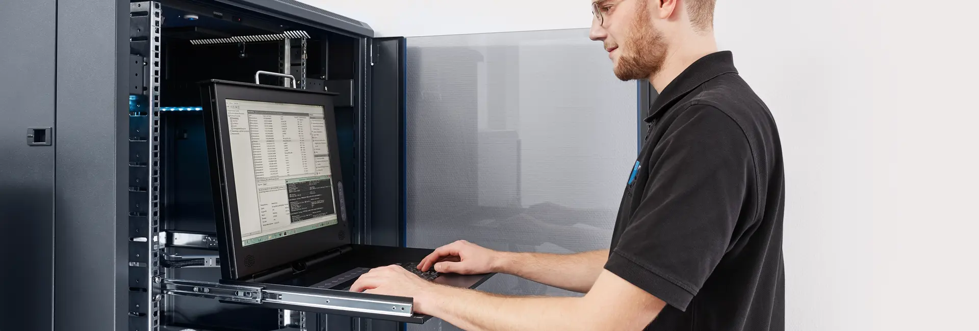 Mitarbeiter bedient ein ausziehbares Rack-Terminal