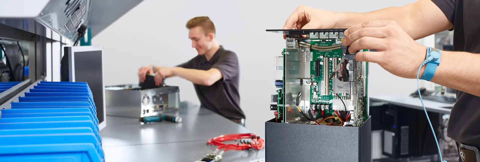 Mitarbeiter montiert Komponenten eines Industrie-PCs